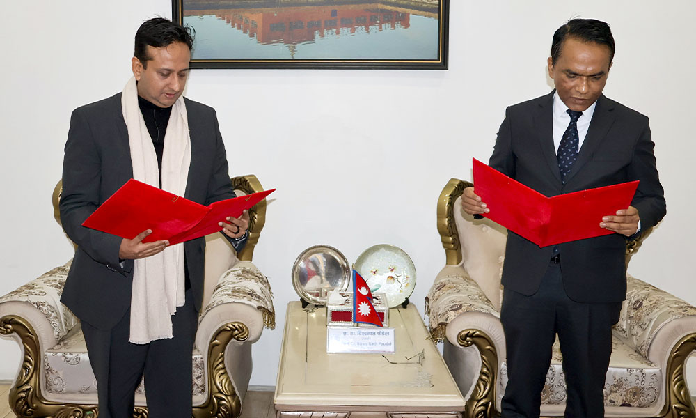 नबिल बैंकका अध्यक्ष निर्वाण कुमार चौधरीद्वारा नेपाल राष्ट्र बैंकका गभर्नरबाट शपथ ग्रहण
